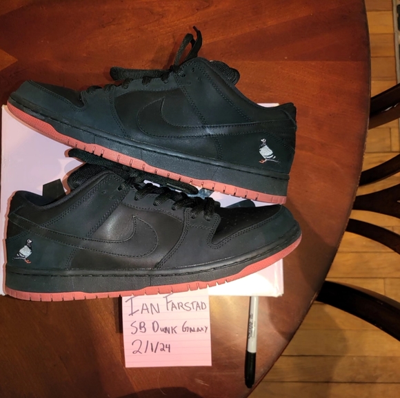 Nike Dunk Low SB "Black Pigeon" 2017 - Picture 1 of 8